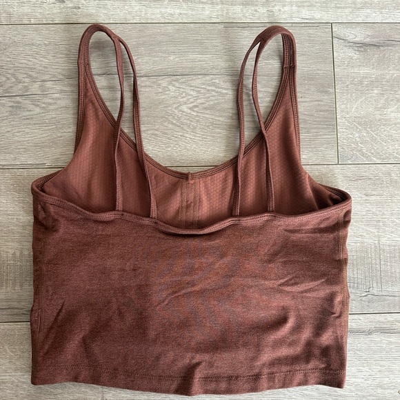 Vuori Women's Halo Performance Crop Tank in Chesnut Brown - Picture 4 of 5